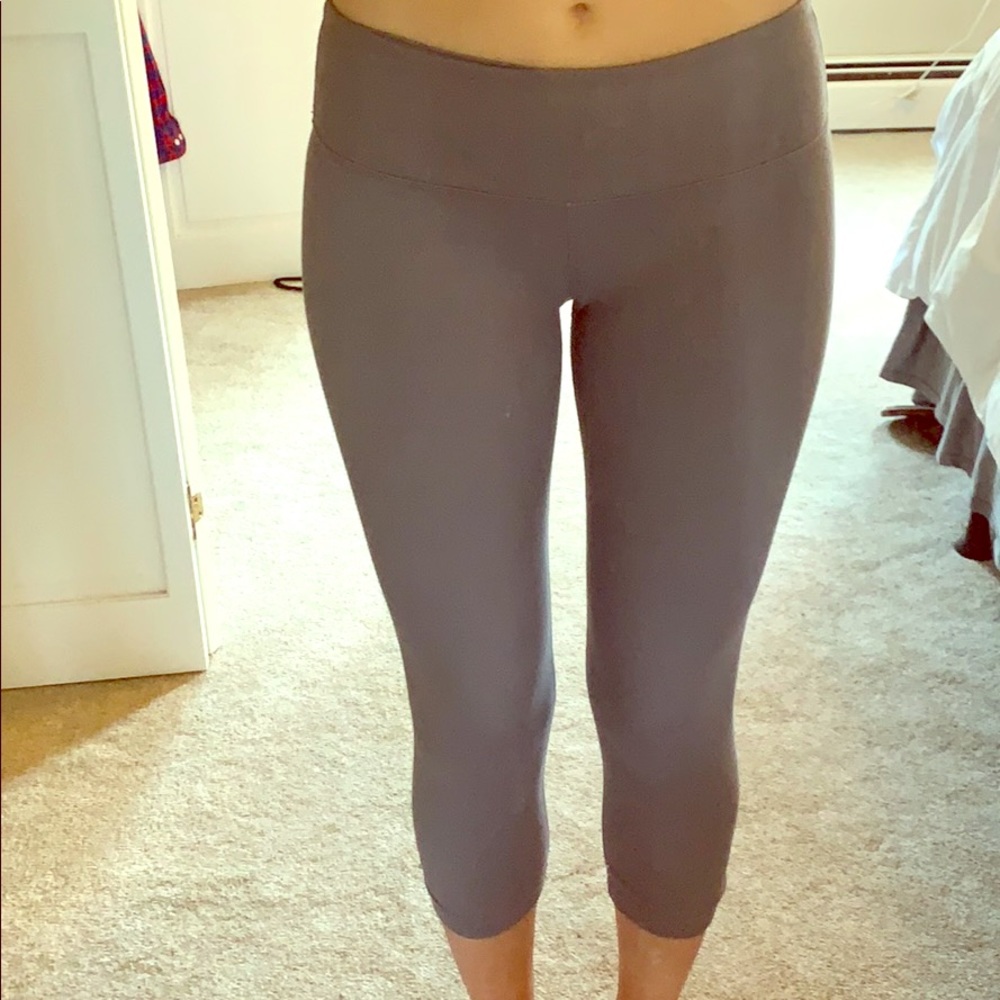 Lululemon light grey crop